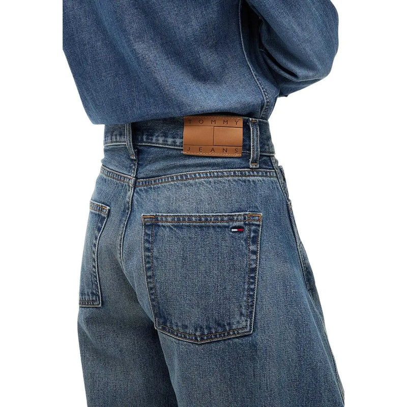 Jean Tommy Hilfiger pour femme en denim bleu, coupe mi-mollet, avec écusson de la marque en cuir marron et logo drapeau brodé à l'arrière