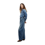 Une femme portant un jean Tommy Hilfiger bleu marine, coupe mi-mollet, jambes larges et délavage bleu délavé.
