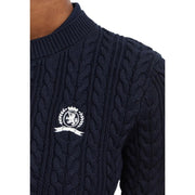 Pull bleu marine en maille torsadée, confectionné en coton biologique et orné d'un écusson brodé blanc sur la poitrine. Tommy Hilfiger