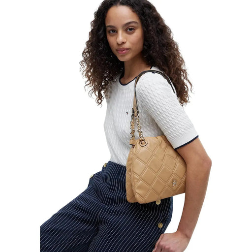 Sac bandoulière Tommy Hilfiger en cuir matelassé beige avec bandoulière chaîne dorée, mini cabas en polyuréthane 28 cm