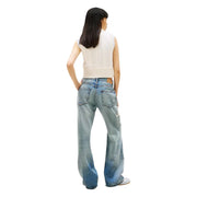 Tommy Hilfiger Jean en denim bleu clair pour femme, en coton biologique, à jambes évasées et détails usés sur la cuisse droite.