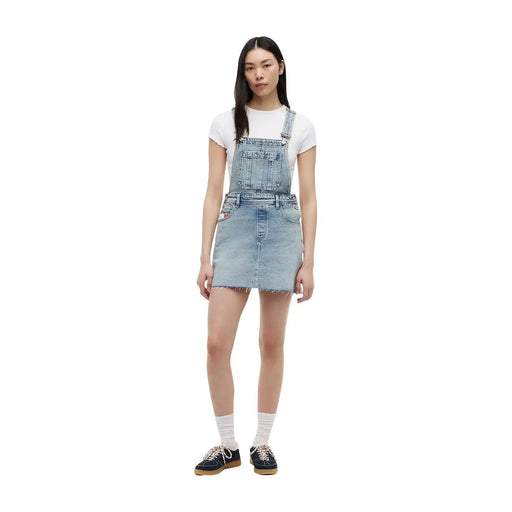 Jupe en jean Tommy Hilfiger pour femme, en coton biologique bleu, avec salopette en jean délavé clair, ourlet effiloché et coutures classiques.