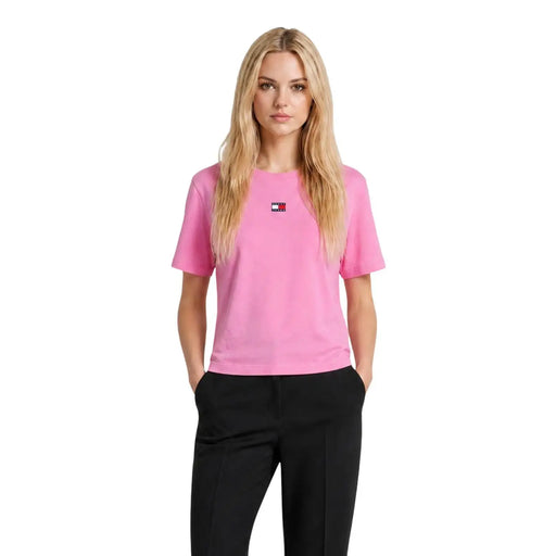 T-shirt rose Tommy Hilfiger pour femme, manches courtes, en coton bio, avec un petit logo sur la poitrine gauche.