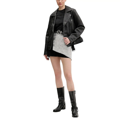 Blouson de motard en cuir noir avec fermetures éclair et boutons-pression argentés, porté avec un t-shirt noir à manches courtes en coton bio Tommy Hilfiger pour femme.