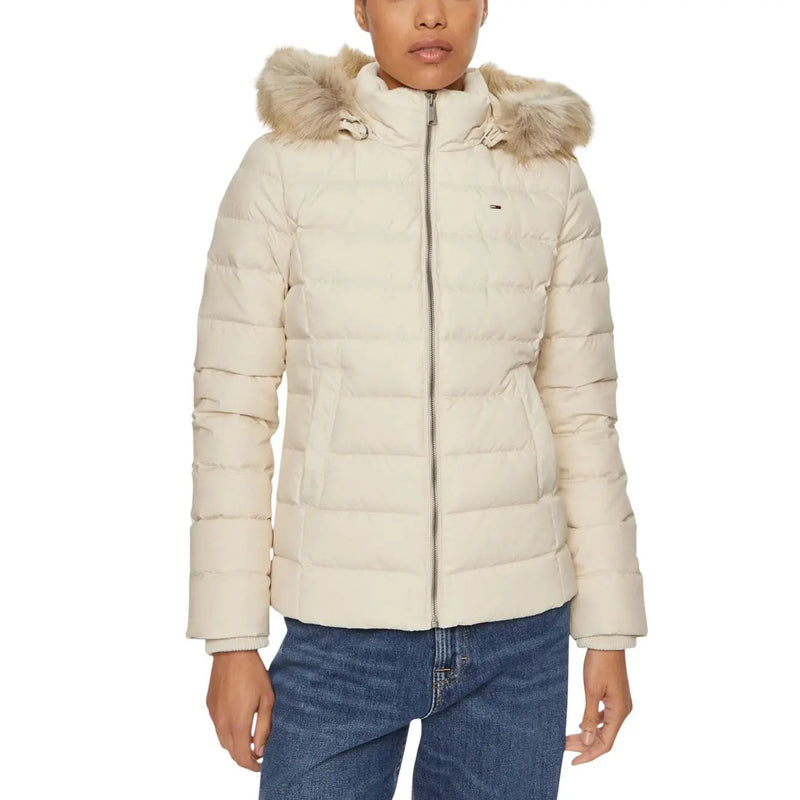 Doudoune matelassée en polyester couleur crème avec capuche doublée de fourrure beige duveteuse et petite Tommy Hilfiger logo sur la poitrine