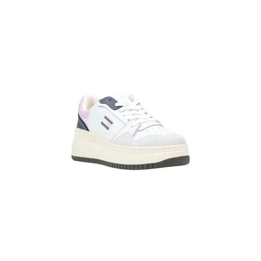 Tommy Hilfiger Baskets blanches à plateforme pour femmes, lacets en daim, détails rose marine et semelle en caoutchouc texturée.