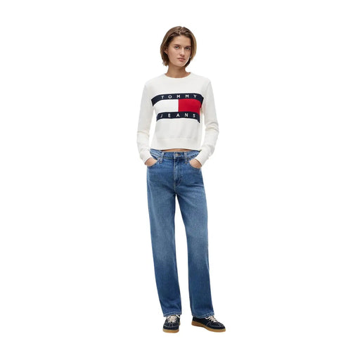 Sweat-shirt blanc à manches longues Tommy Hilfiger pour femme, en coton biologique, orné d'un logo rouge, blanc et bleu marine sur la poitrine.