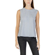 Tommy Hilfiger femmes tank top en rayures chevron bleu clair et blanches, confectionnées dans un tissu de coton léger