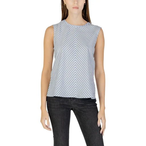 Tommy Hilfiger femmes tank top en rayures chevron bleu clair et blanches, confectionnées dans un tissu de coton léger