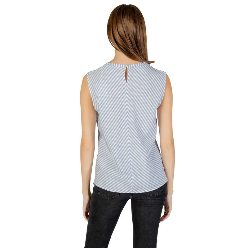 Vue arrière du débardeur femme Tommy Hilfiger top en coton à chevrons bleu clair et blanc, sans manches et orné d'une encolure en V.