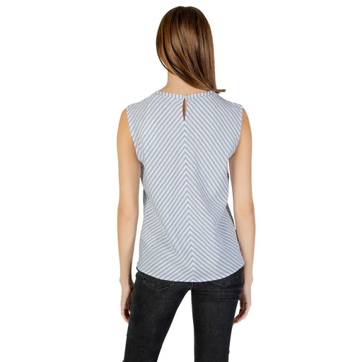 Vue arrière du débardeur femme Tommy Hilfiger top en coton à chevrons bleu clair et blanc, sans manches et orné d'une encolure en V.