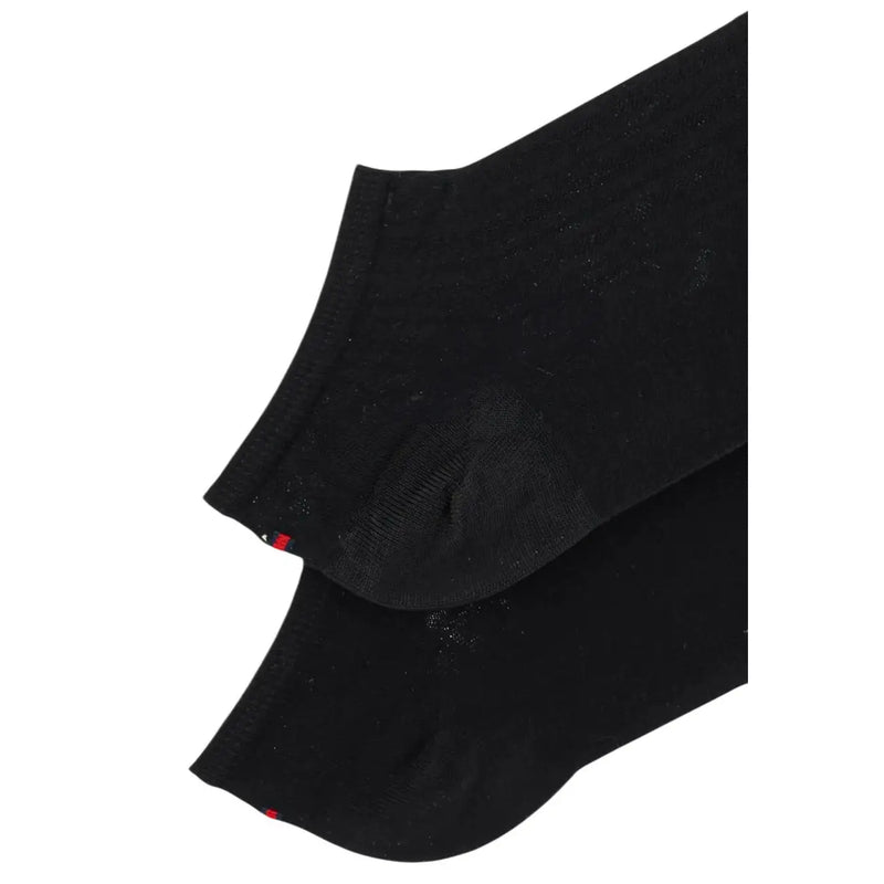 Chaussettes Tommy Hilfiger pour femme, en coton noir, avec un motif texturé discret et le logo rouge au talon.
