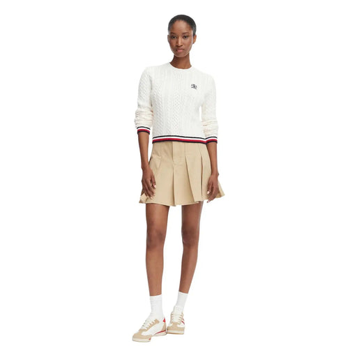 Tommy Hilfiger Pull en maille torsadée blanche en coton pour femme, orné de rayures rouges, blanches et marine aux poignets et à l'ourlet.