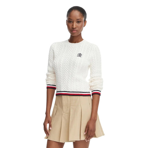 Tommy Hilfiger Pull en maille torsadée blanche en coton pour femme, avec poignets et ourlet rayés rouge, blanc et marine et logo brodé sur la poitrine