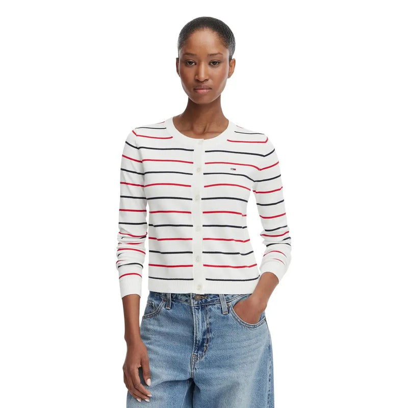 Tommy Hilfiger Gilet en maille blanche pour femme, en coton biologique, à rayures blanches, rouges et noires et fermeture boutonnée sur le devant.