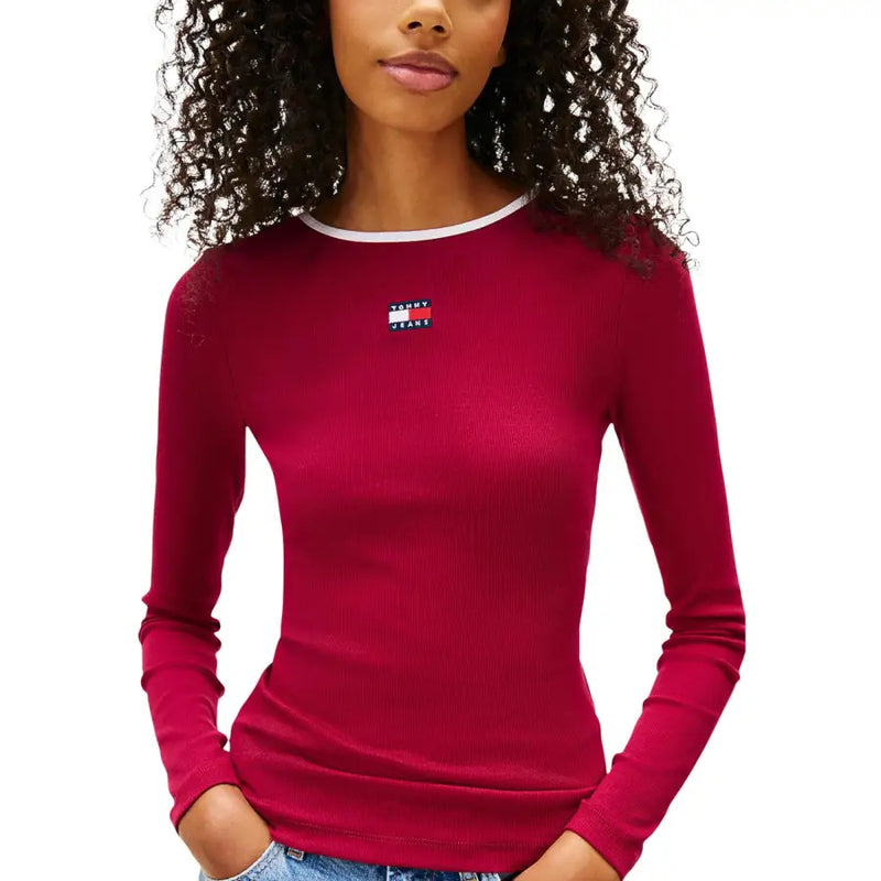 Tommy Hilfiger pull en coton biologique côtelé blanc à manches longues et col rond pour femme t-shirt avec un corps rouge et un écusson logo Tommy Jeans