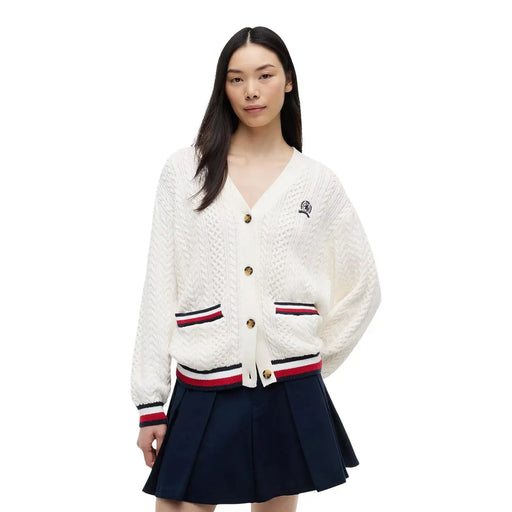 Tommy Hilfiger Gilet en maille torsadée blanche en coton biologique pour femme, orné de rayures rouges, blanches et marine aux poignets, à la taille et aux poches.