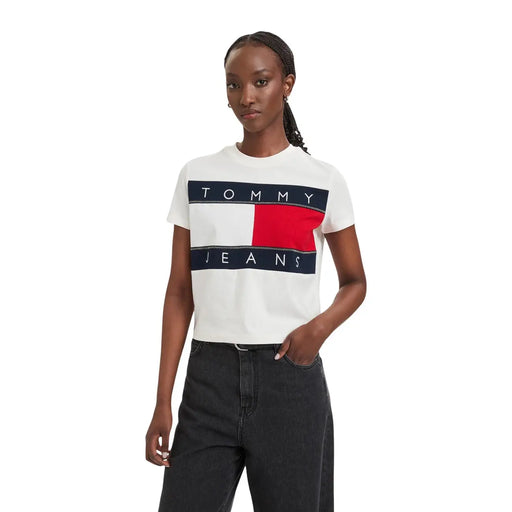 Tommy Hilfiger T-shirt femme en coton bio blanc à col rond avec logo drapeau rouge, blanc et bleu marine imprimé sur la poitrine