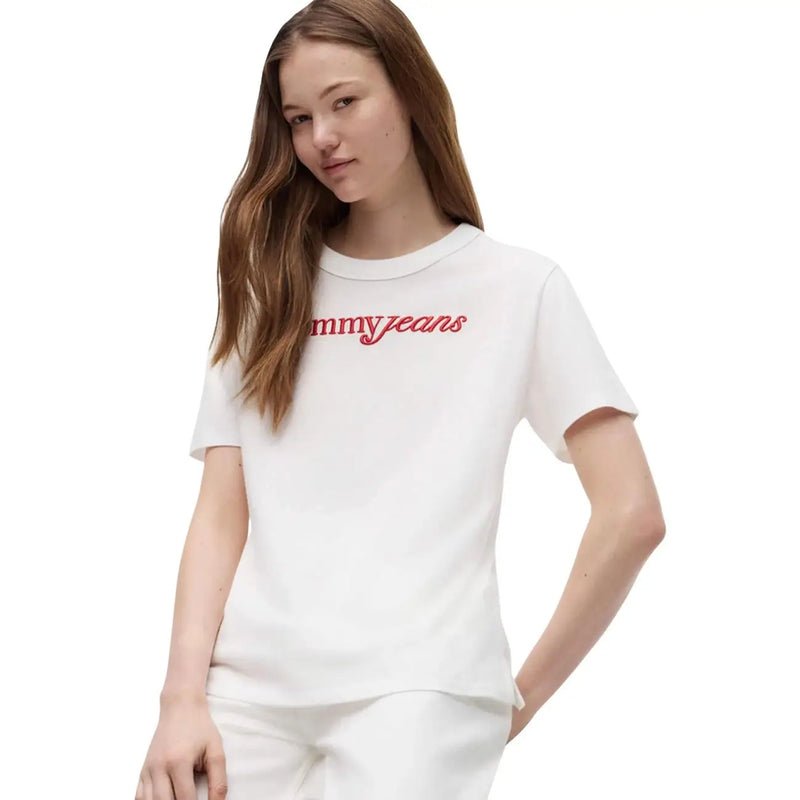 T-shirt court blanc Tommy Hilfiger pour femme en coton biologique avec logo rouge brodé sur le devant