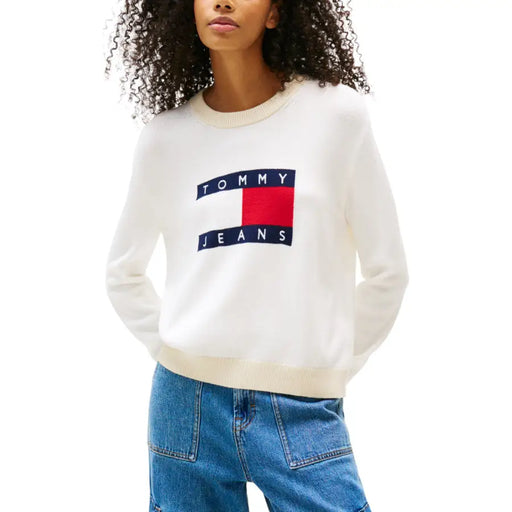 White long-sleeved crew-neck sweatshirt with rectangular Tommy Jeans logo on chest