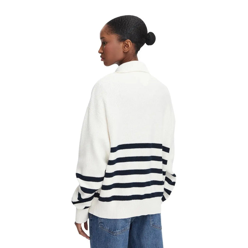 Dos d'un pull à col roulé Tommy Hilfiger pour femme, en coton biologique blanc à rayures, avec des rayures bleu marine.