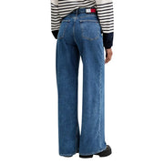 Jean Tommy Hilfiger pour femme, jambes larges, en coton bleu clair, avec étiquette classique Tommy Jeans sur la poche arrière. Étiquette Tommy Jeans classique sur le côté arrière.