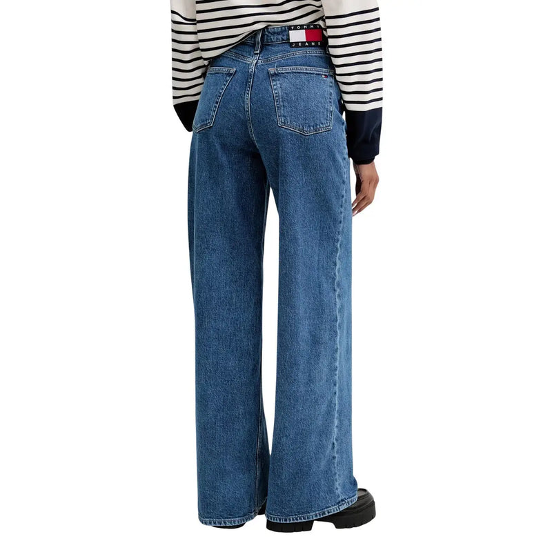 Jean Tommy Hilfiger pour femme, jambes larges, en coton bleu clair, avec étiquette classique Tommy Jeans sur la poche arrière. Étiquette Tommy Jeans classique sur le côté arrière.