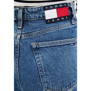 Jean large en denim bleu Tommy Hilfiger pour femme, orné d'un écusson classique de la marque avec un motif drapeau rouge, blanc et bleu marine.