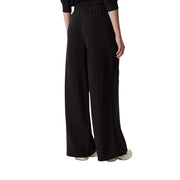 Pantalon de survêtement noir en coton à jambes larges pour femmes par Tommy Hilfiger vue de face avec ceinture élastique
