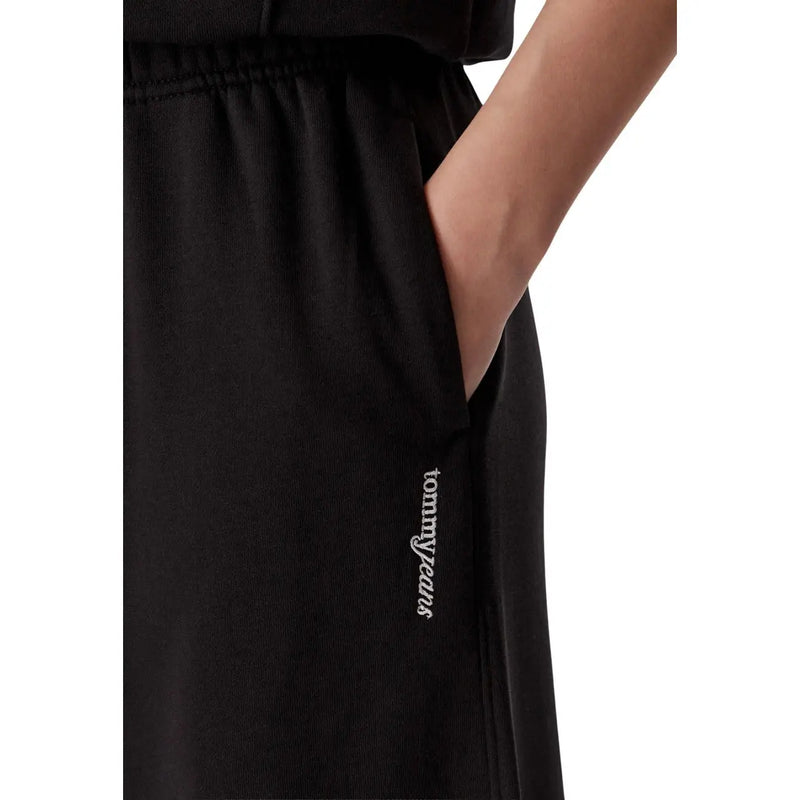 Pantalon de survêtement Tommy Hilfiger pour femme, en coton noir à jambes larges, avec texture côtelée et logo discret brodé en blanc sur la couture latérale.