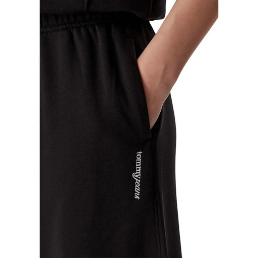 Pantalon de survêtement Tommy Hilfiger pour femme, en coton noir à jambes larges, avec texture côtelée et logo discret brodé en blanc sur la couture latérale.