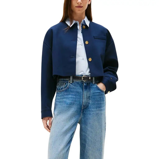 Tommy Hilfiger women’s navy blue cropped blazer with gold-tone buttons and a structured collar in long sleeves