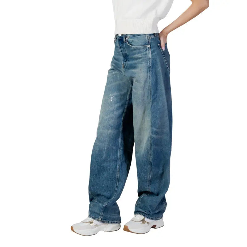 Tommy Hilfiger women’s wide-leg blue organic cotton denim jeans with subtle distressing and medium wash fade