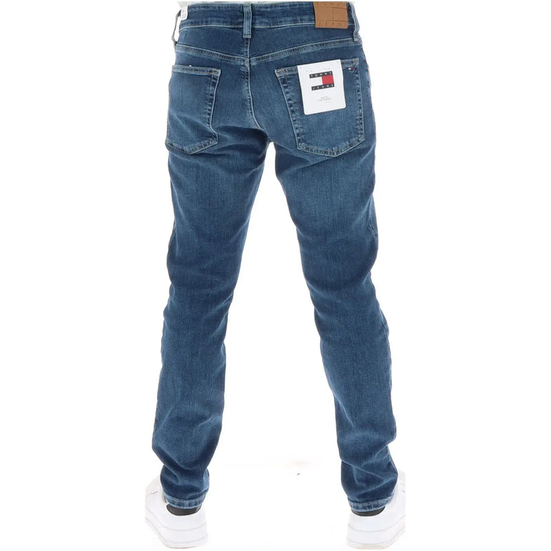 Jean Tommy Jeans pour homme en denim bleu avec étiquette de marque en cuir marron et étiquette blanche sur la poche arrière (vue de dos)