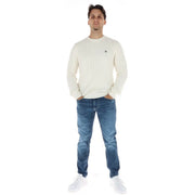 Pull Tommy Jeans crème en maille torsadée avec petit logo brodé sur la poitrine gauche (vue de face)