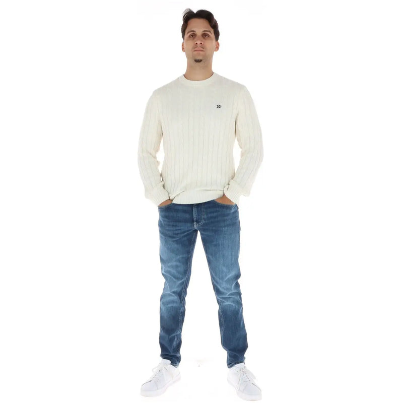 Pull Tommy Jeans crème en maille torsadée avec petit logo brodé sur la poitrine gauche (vue de face)