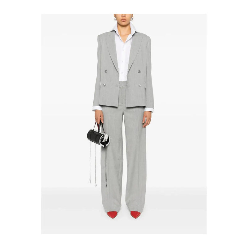 Ensemble gris pour femme, composé d'un blazer croisé en laine mélangée avec poignets blancs et d'un pantalon assorti, porté sur une chemise blanche.