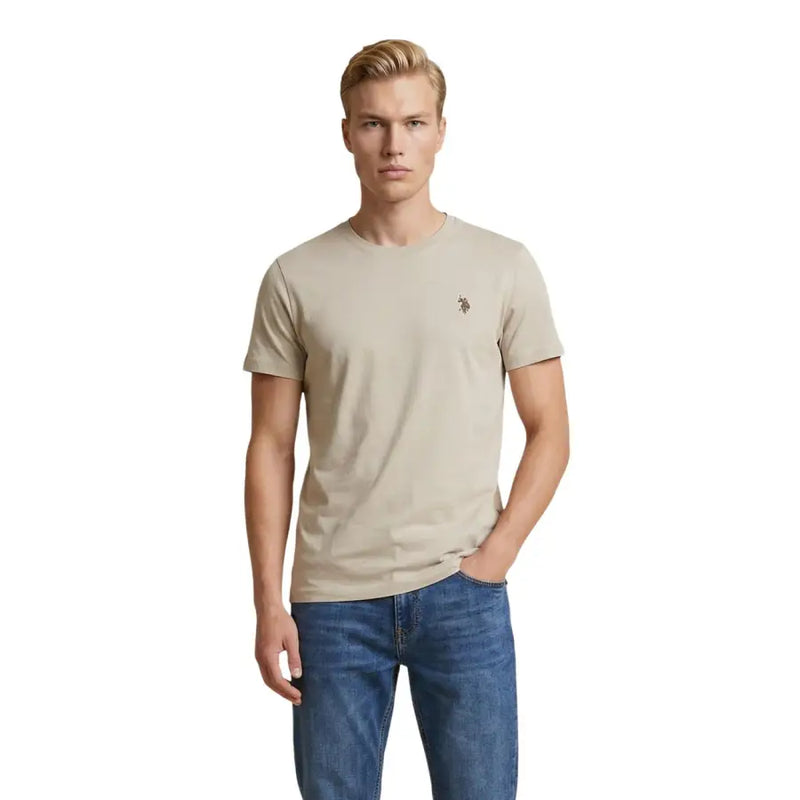 T-shirt homme US Polo Assn. en coton beige, manches courtes, col rond, avec petit logo brodé sur la poitrine gauche.