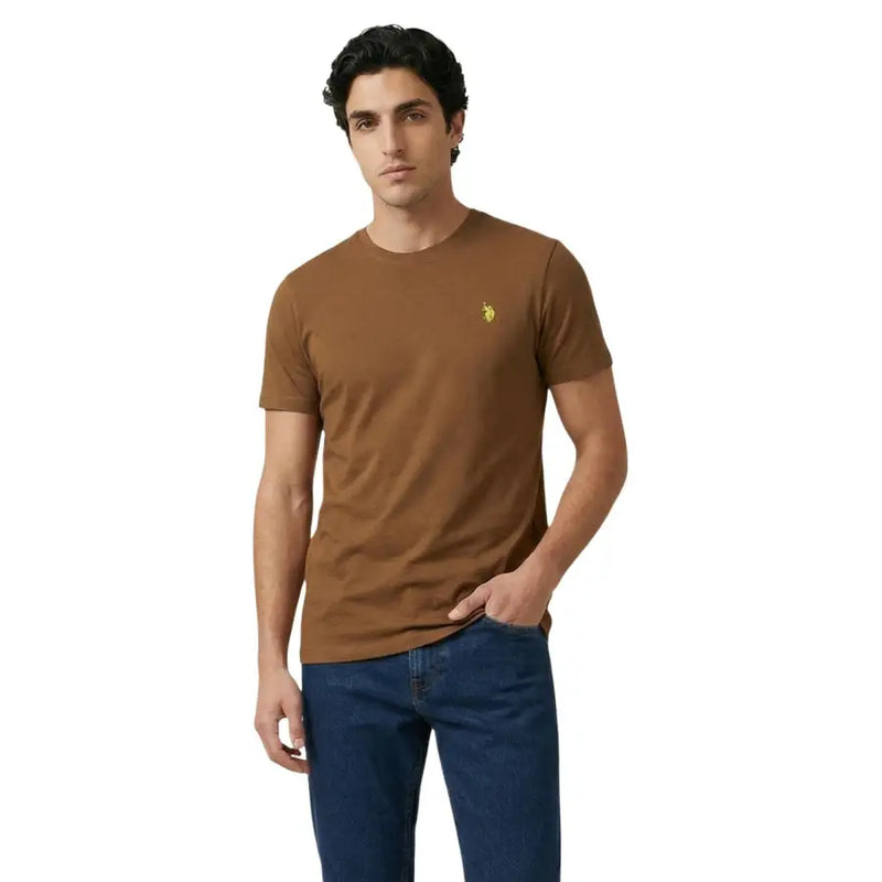Polo US Assn. marron à manches courtes et col rond pour hommes t-shirt avec un petit logo jaune brodé sur la poitrine gauche