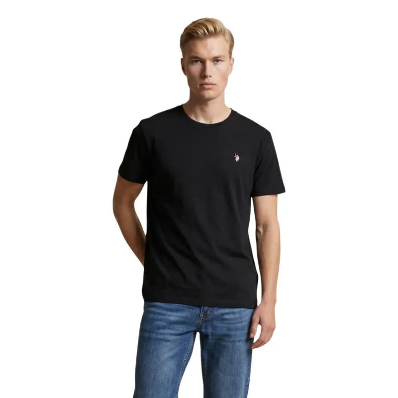 T-shirt noir en coton, coupe classique, manches courtes, taille M, de la marque US Polo Assn., avec petit logo brodé sur la poitrine gauche.