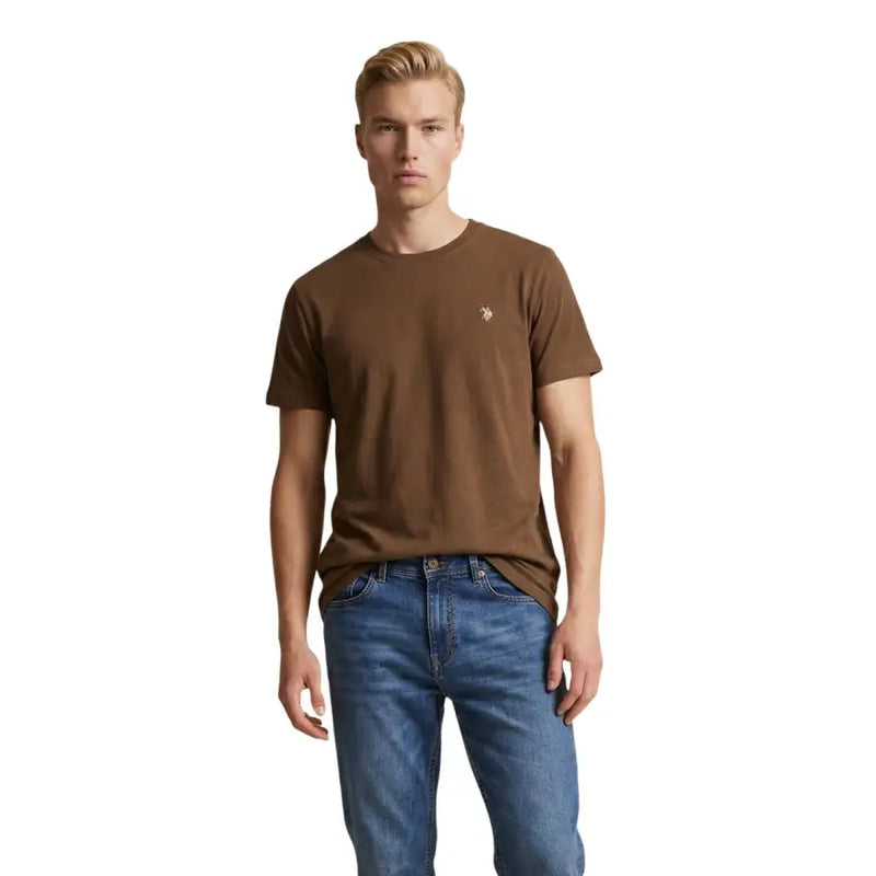 T-shirt marron à manches courtes en coton, avec petit logo brodé sur la poitrine gauche, de la marque US Polo Assn., coupe classique, taille M