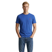 T-shirt homme US Polo Assn. coupe classique, bleu moyen, col rond, en coton, avec petit logo rouge brodé sur la poitrine gauche.
