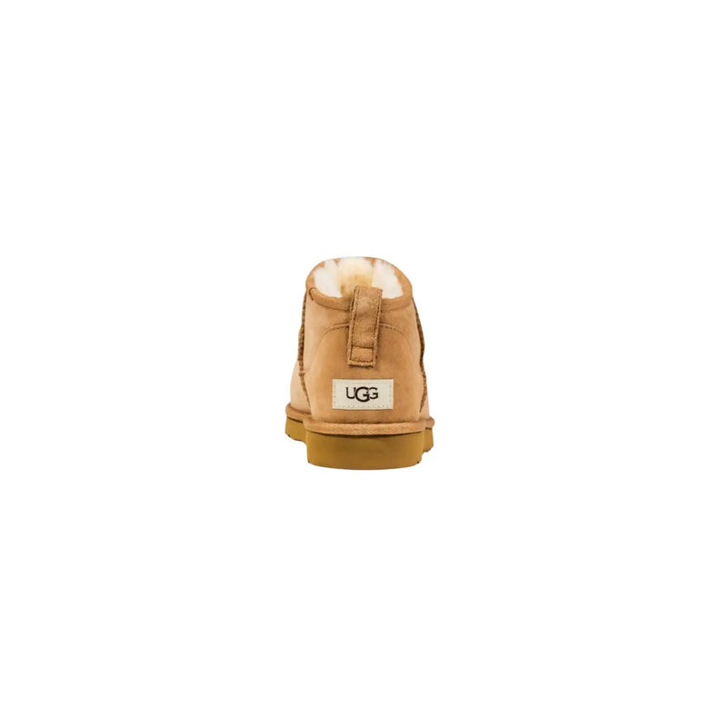 Bottes Ugg pour homme, couleur beige, idéales pour l'hiver, avec extérieur en daim beige et intérieur doux et moelleux par temps froid.