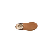 Bottes Chelsea Ugg pour homme en similicuir beige avec extérieur en daim camel et intérieur en peluche douce pour un confort optimal.