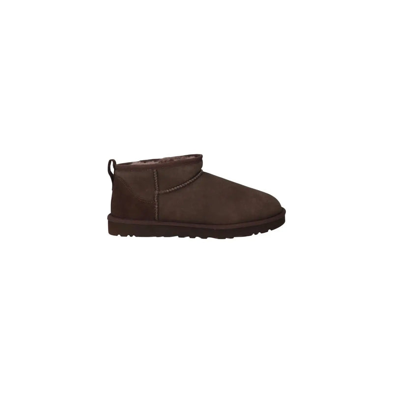 Bottes UGG pour homme en daim marron, intérieur moelleux et surpiqûres classiques, style slip-on noir.