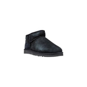 Bottes UGG noires pour homme en cuir, à enfiler, avec tige en daim et doublure moelleuse, idéales pour un style décontracté classique.
