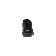 Bottes Ugg pour homme en cuir noir, modèle classique à enfiler, avec intérieur moelleux et extérieur en daim visible à l'arrière.