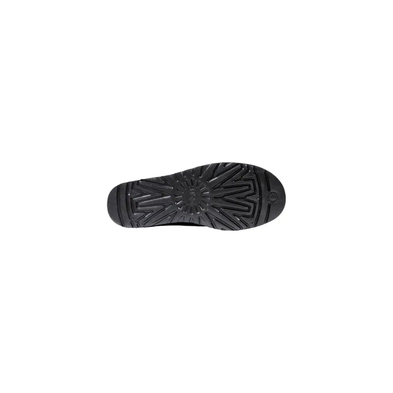 Semelle en caoutchouc noir avec motif géométrique et logo UGG en relief près du talon, bottes UGG en cuir noir pour homme, chaussures classiques à enfiler