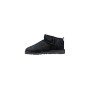 Bottes Ugg pour homme en cuir noir, modèle classique à enfiler, en daim noir avec intérieur moelleux et semelle en caoutchouc résistant.