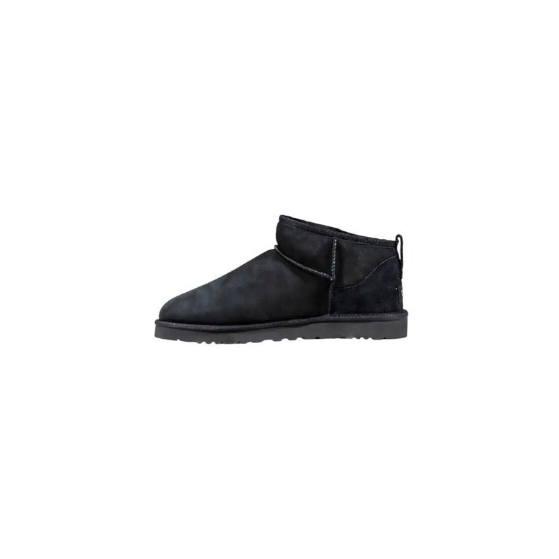 Bottes Ugg pour homme en cuir noir, modèle classique à enfiler, en daim noir avec intérieur moelleux et semelle en caoutchouc résistant.